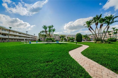 Condo in Saint Pete Beach, Florida, 1 bedroom  № 2390803 - photo 14