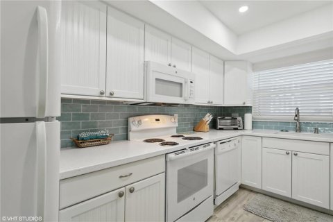 Condo in Saint Pete Beach, Florida, 1 bedroom  № 2390803 - photo 17