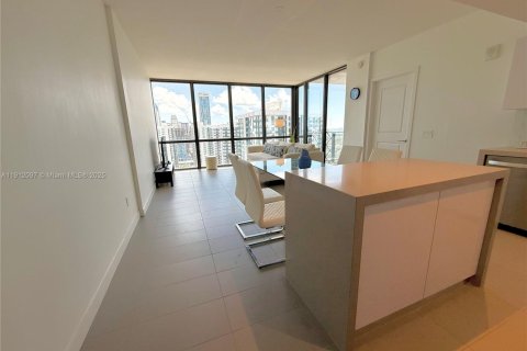 Condo in Miami, Florida, 2 bedrooms  № 1968140 - photo 2