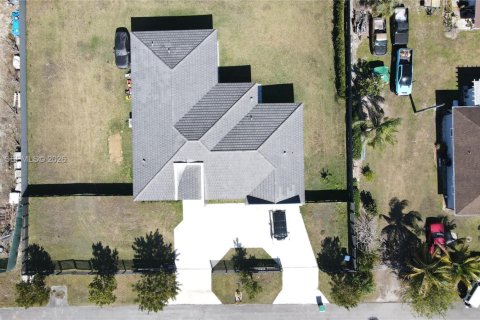 House in Homestead, Florida 4 bedrooms, 334.45 sq.m. № 1989587 - photo 23