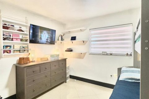 Condo in Hialeah, Florida, 2 bedrooms  № 2047318 - photo 4