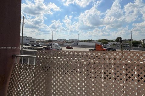 Condo in Hialeah, Florida, 2 bedrooms  № 2047318 - photo 9