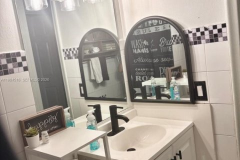 Condo in Hialeah, Florida, 2 bedrooms  № 2047318 - photo 7