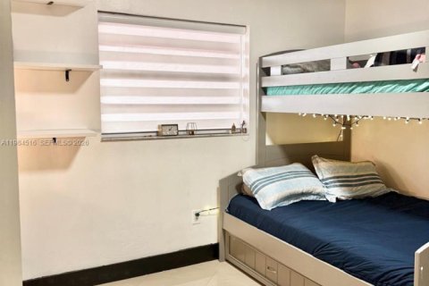 Condo in Hialeah, Florida, 2 bedrooms  № 2047318 - photo 6