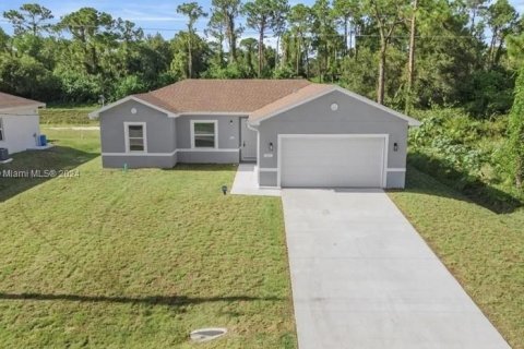 House in Lehigh Acres, Florida 4 bedrooms, 133.69 sq.m. № 1118367 - photo 1