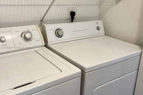 Condo in Tamarac, Florida, 2 bedrooms  № 2002819 - photo 24