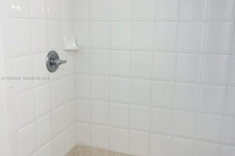 Condo in Tamarac, Florida, 2 bedrooms  № 2002819 - photo 13