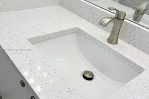 Condo in Tamarac, Florida, 2 bedrooms  № 2002819 - photo 15