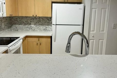 Condo in Tamarac, Florida, 2 bedrooms  № 2002819 - photo 9