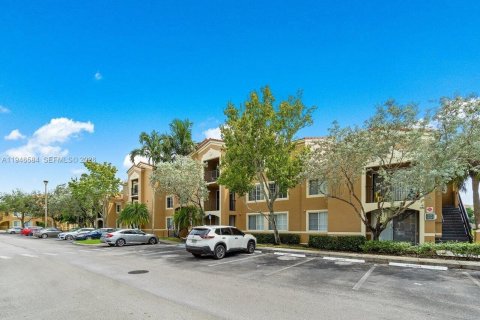 Condo in Tamarac, Florida, 2 bedrooms  № 2002819 - photo 2