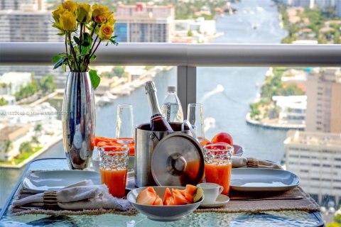 Кондоминиум с 2 спальнями в Халландейл-Бич, Флорида № 2014842