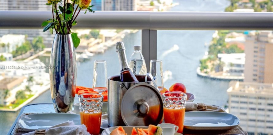 Кондоминиум с 2 спальнями в Халландейл-Бич, Флорида № 2014842