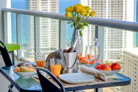 Снять в аренду кондоминиум в Халландейл-Бич, Флорида 2 спальни, 95.69м2, № 2014842 - фото 2