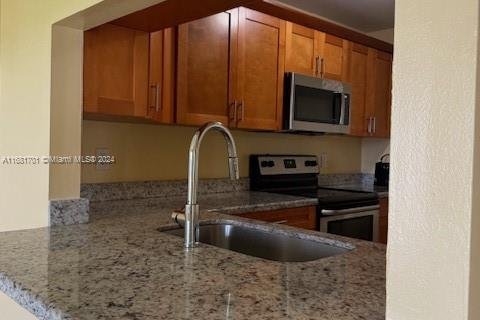 Condo in Pembroke Pines, Florida, 2 bedrooms  № 1709562 - photo 4