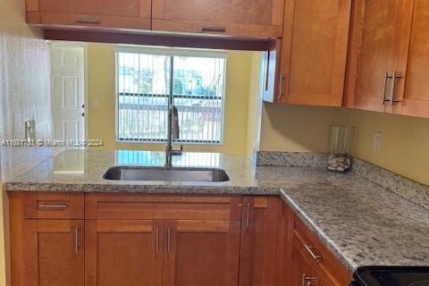 Condo in Pembroke Pines, Florida, 2 bedrooms  № 1709562 - photo 2