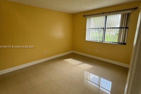 Condo in Pembroke Pines, Florida, 2 bedrooms  № 1709562 - photo 13
