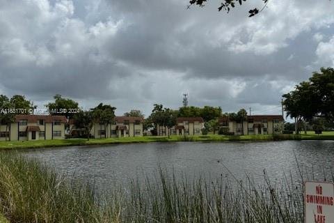 Condo in Pembroke Pines, Florida, 2 bedrooms  № 1709562 - photo 16