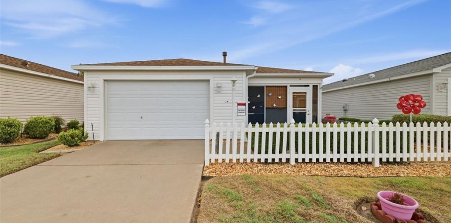 House in The Villages, Florida 2 bedrooms, 107.4 sq.m. № 2114654