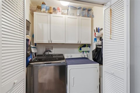 House in The Villages, Florida 2 bedrooms, 107.4 sq.m. № 2114654 - photo 12