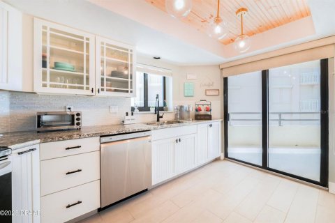 Condo in Daytona Beach, Florida, 2 bedrooms № 2418462 - photo 9