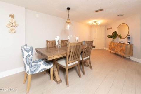 Condo in Daytona Beach, Florida, 2 bedrooms № 2418462 - photo 8