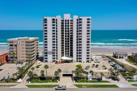 Condo in Daytona Beach, Florida, 2 bedrooms № 2418462 - photo 3