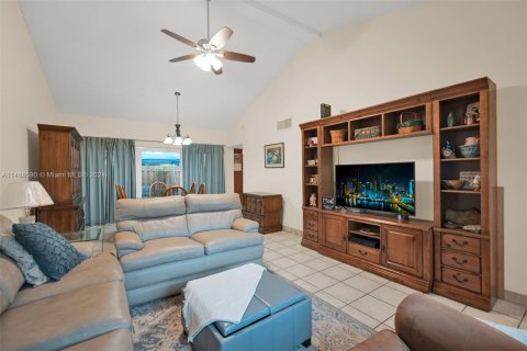 Condo in Plantation, Florida, 3 bedrooms  № 2053977 - photo 13