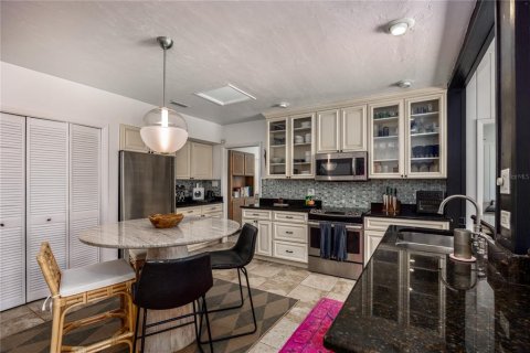 Casa en venta en Gainesville, Florida, 4 dormitorios, 325.99 m2 № 1775105 - foto 4