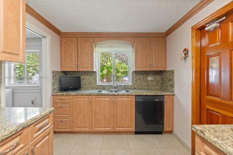 Villa ou maison à vendre à Miami, Floride: 3 chambres, 156.35 m2 № 1932396 - photo 11