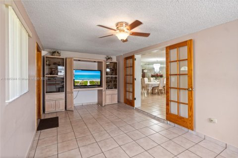Villa ou maison à vendre à Miami, Floride: 3 chambres, 156.35 m2 № 1932396 - photo 17
