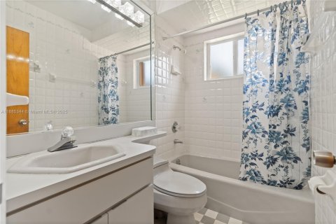 Villa ou maison à vendre à Miami, Floride: 3 chambres, 156.35 m2 № 1932396 - photo 20