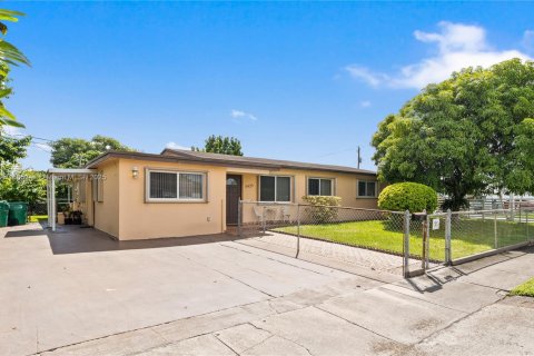 Villa ou maison à vendre à Miami, Floride: 3 chambres, 156.35 m2 № 1932396 - photo 1