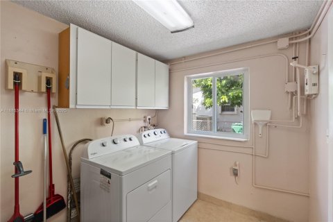 Villa ou maison à vendre à Miami, Floride: 3 chambres, 156.35 m2 № 1932396 - photo 15