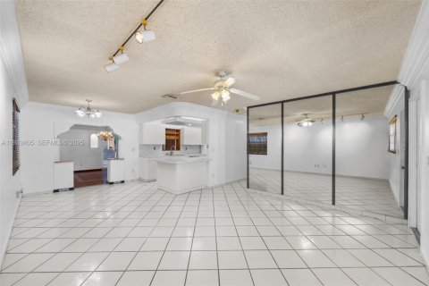 Снять в аренду виллу или дом в Майами, Флорида 1 спальня, 192.87м2, № 1992364 - фото 5