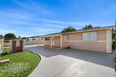 Снять в аренду виллу или дом в Майами, Флорида 1 спальня, 192.87м2, № 1992364 - фото 1