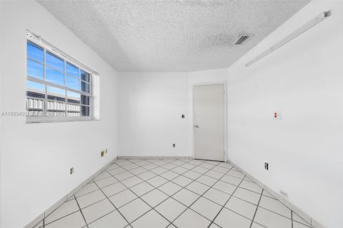 Снять в аренду виллу или дом в Майами, Флорида 1 спальня, 192.87м2, № 1992364 - фото 21