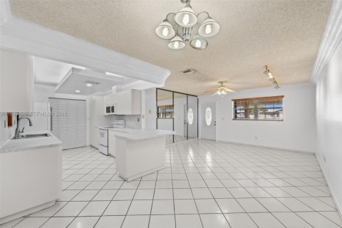 Снять в аренду виллу или дом в Майами, Флорида 1 спальня, 192.87м2, № 1992364 - фото 7