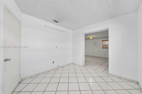 Снять в аренду виллу или дом в Майами, Флорида 1 спальня, 192.87м2, № 1992364 - фото 22