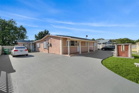 Снять в аренду виллу или дом в Майами, Флорида 1 спальня, 192.87м2, № 1992364 - фото 2