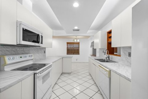 Снять в аренду виллу или дом в Майами, Флорида 1 спальня, 192.87м2, № 1992364 - фото 10