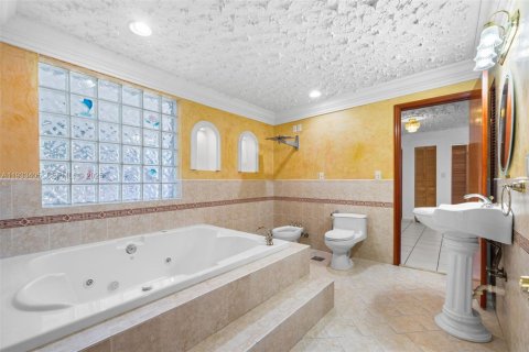 Снять в аренду виллу или дом в Майами, Флорида 1 спальня, 192.87м2, № 1992364 - фото 15