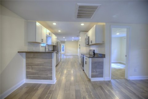 House in Tampa, Florida 3 bedrooms, 104.89 sq.m. № 1879634 - photo 5