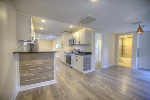 House in Tampa, Florida 3 bedrooms, 104.89 sq.m. № 1879634 - photo 4