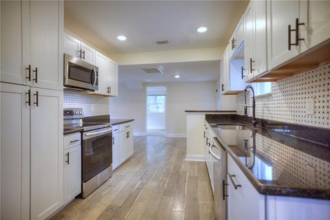 House in Tampa, Florida 3 bedrooms, 104.89 sq.m. № 1879634 - photo 14