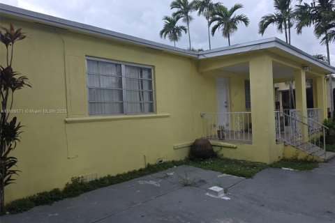 Propiedad comercial en venta en Miami, Florida, 310.11 m2 № 1951754 - foto 1