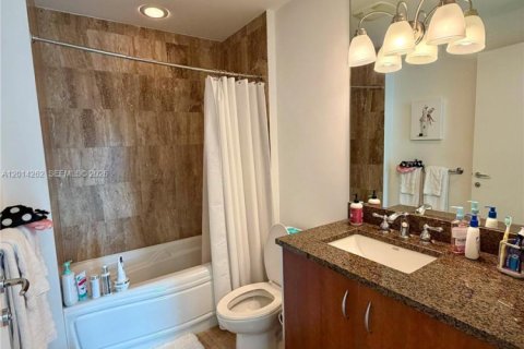 Condo in Miami, Florida, 1 bedroom  № 2248590 - photo 11