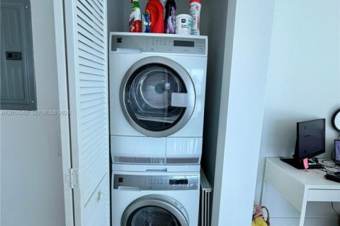 Condo in Miami, Florida, 1 bedroom  № 2248590 - photo 12
