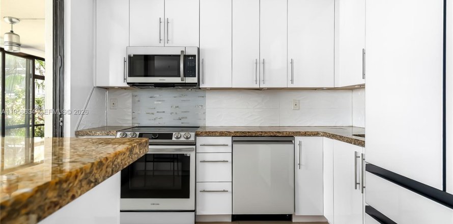 Кондоминиум с 2 спальнями в Майами, Флорида № 2024405