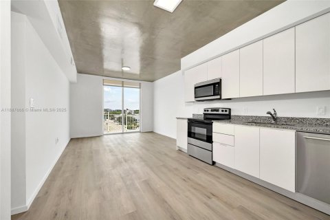 Copropriété à louer à North Miami, Floride: 2 chambres, 69.68 m2 № 1941781 - photo 1