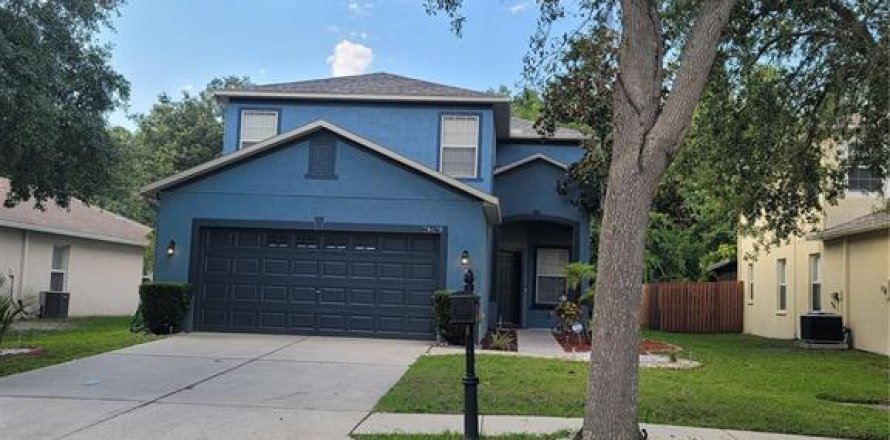 House in Land O' Lakes, Florida 5 bedrooms, 214.6 sq.m. № 2377961